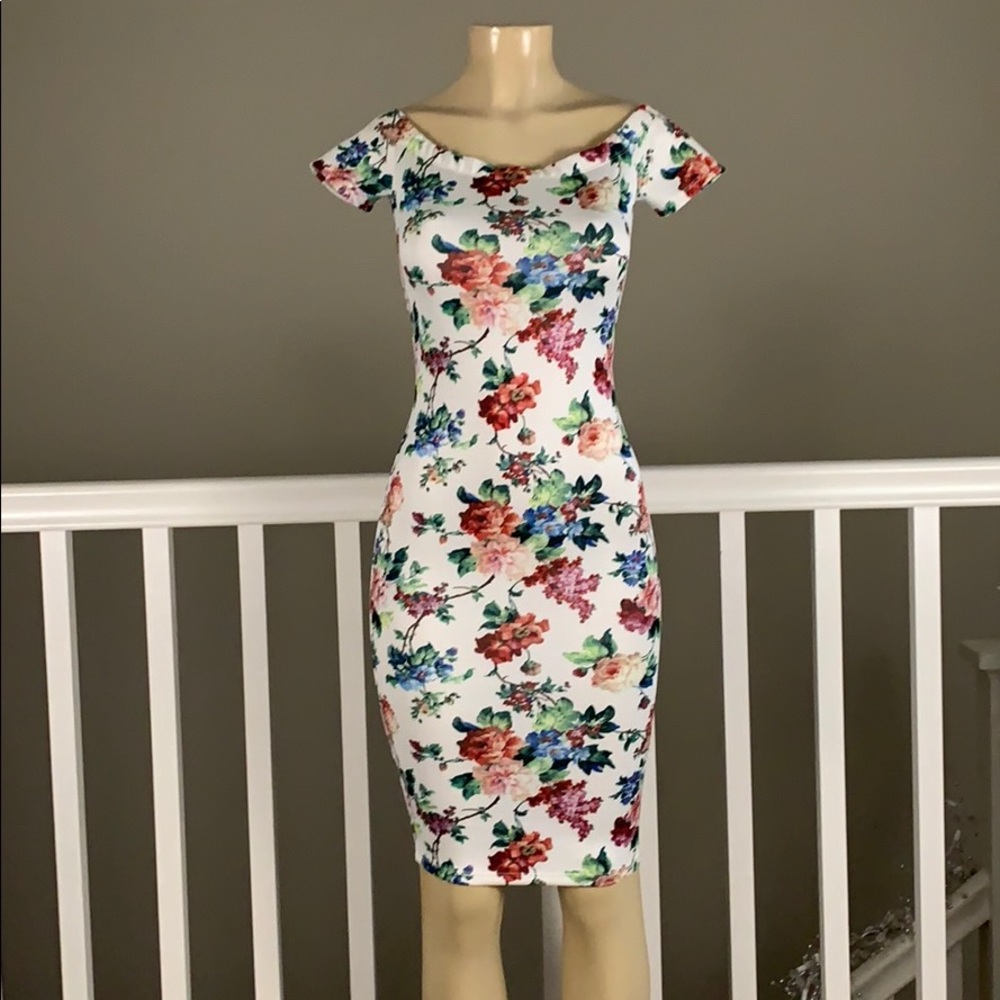❤❤Windsor Bodycon shoulders off- floral dress sz S